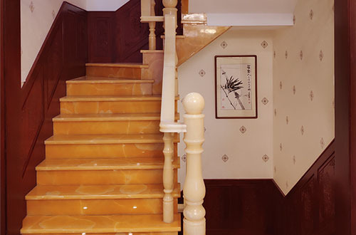东光中式别墅室内汉白玉石楼梯的定制安装装饰效果