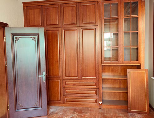 东光中式家庭装修里定制的实木衣柜效果图